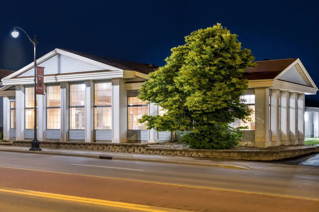 Super 8 by Wyndham La Crosse