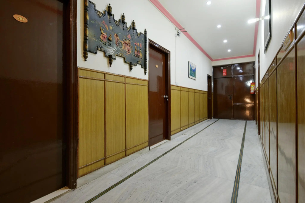 OYO 9963 Hotel Raja Palace
