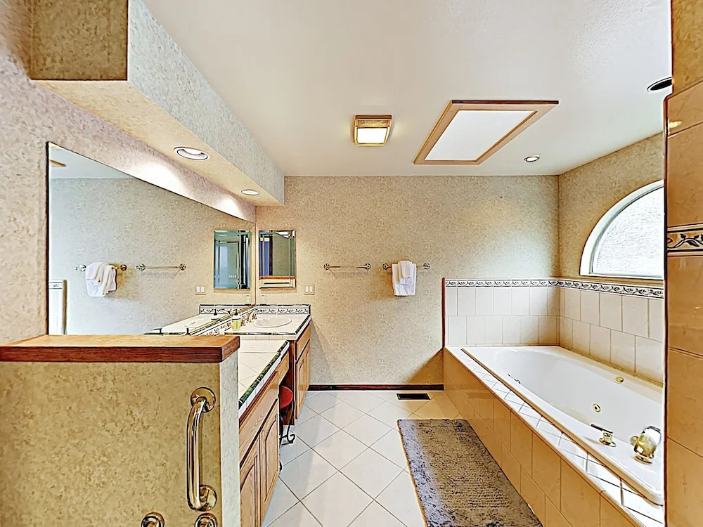 Custom W/ Hot Tub & Garage 4 Bedroom Home