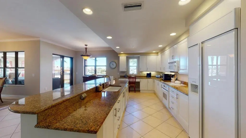 Luxury 3 Bed Condo at Popular Esplanade Overlooking Smokehouse Bay