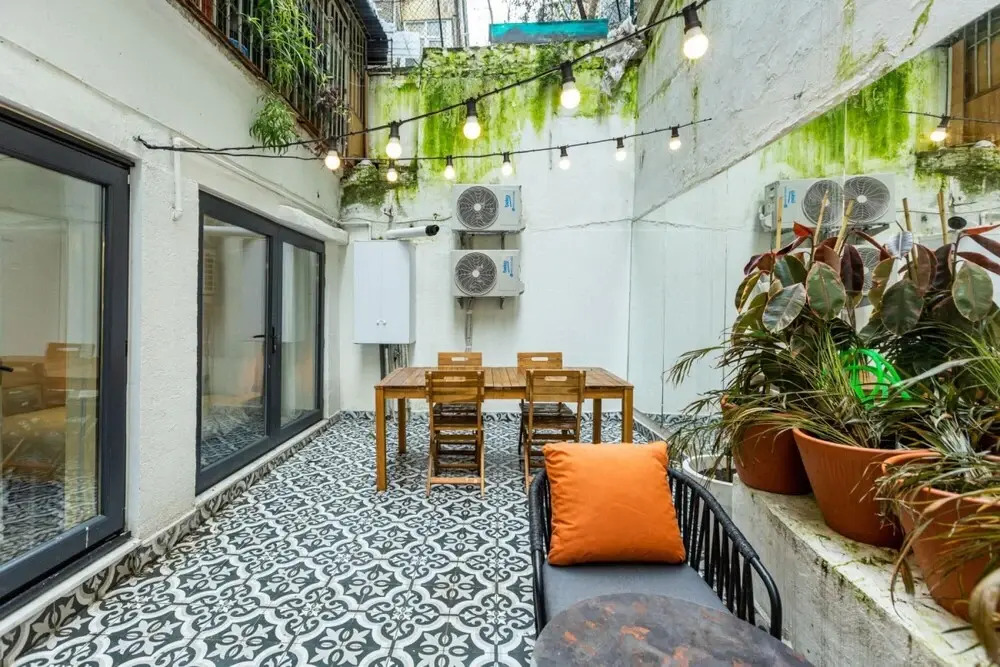 Flat 5 Min to Taksim With Backyard in Cihangir