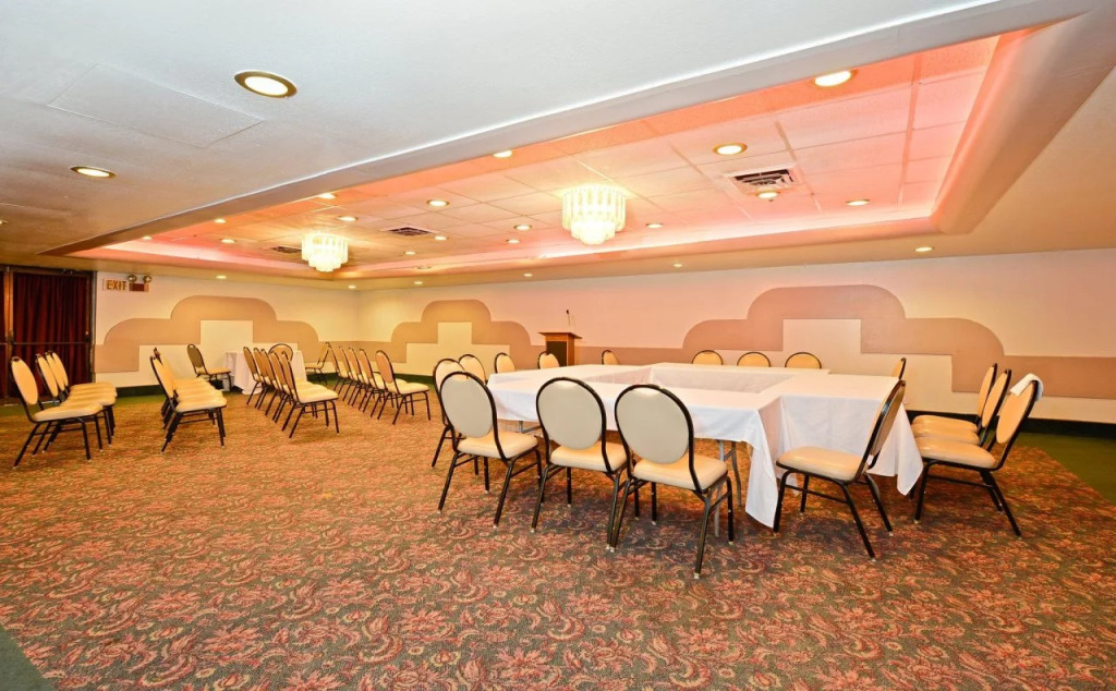 Howard Johnson by Wyndham Saint Joseph Benton Harbor
