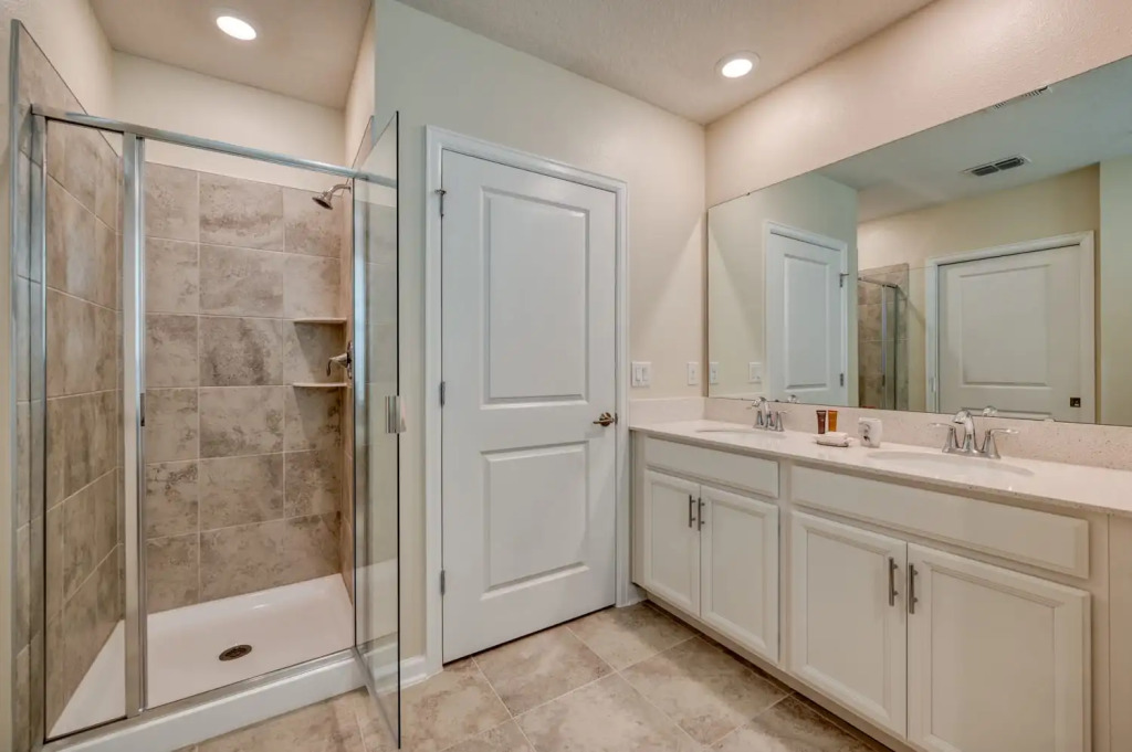 Modern Condo with themed bedroom Mickey near Disney