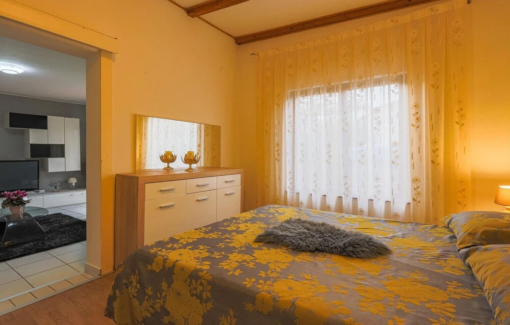 Beautiful Home in Fazana With Wifi, 5 Bedrooms and Outdoor Swimming Pool