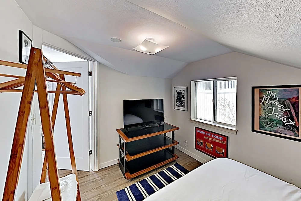 New Listing! Easy Street Beach House On Alki 3 Bedroom Cottage