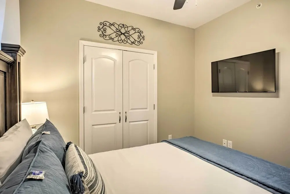 4 Mi to Silver Dollar City: Chic Branson Retreat!
