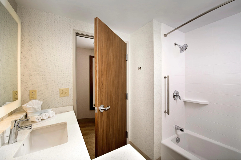 Holiday Inn Express & Suites Altoona by IHG
