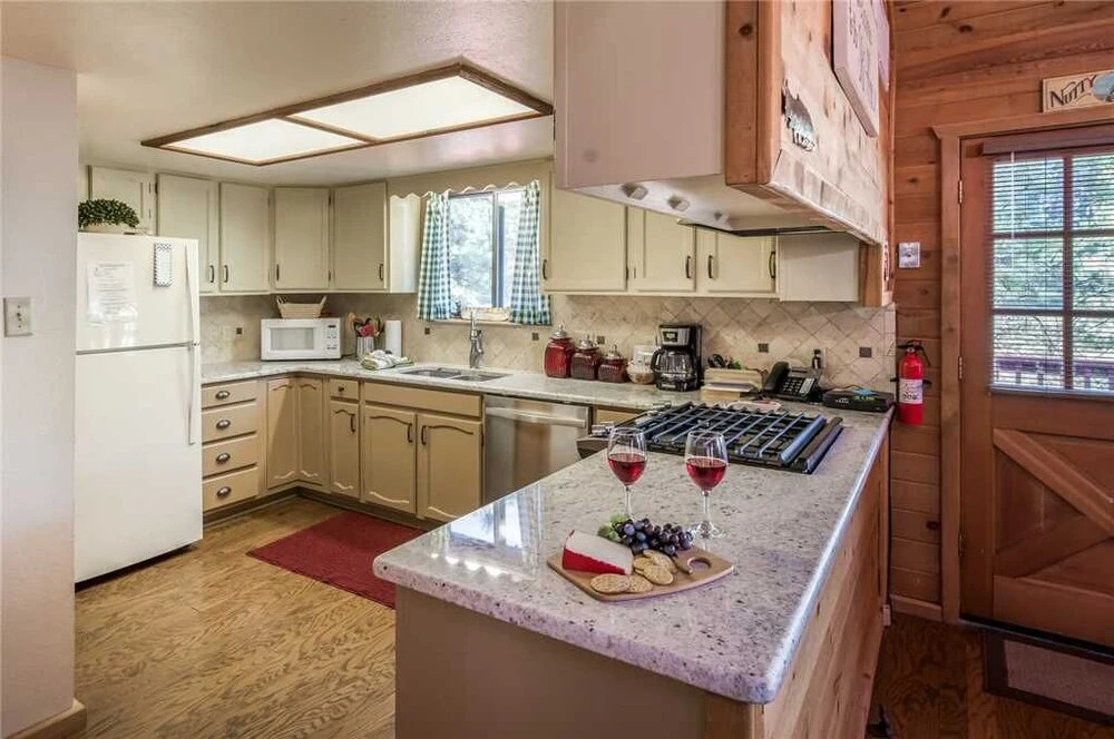 The Breathe Inn - Two Bedroom Cabin with Hot Tub