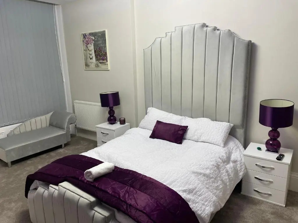 1 Bed Flat - Sleeps 2 - Hot Tub - Parking - Wifi