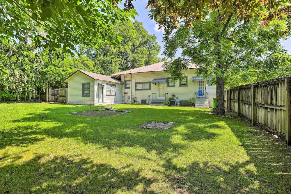 Quaint Leeds Studio w/ Yard ~ 18 Mi to Birmingham!