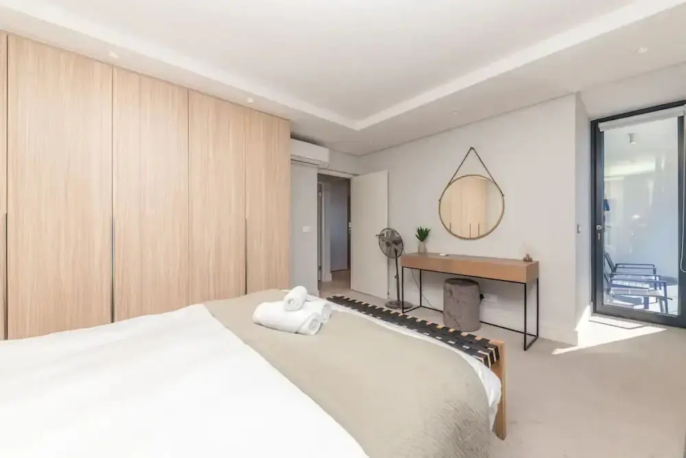 Modern and Bright 1BD APT in Sunny Sea Point