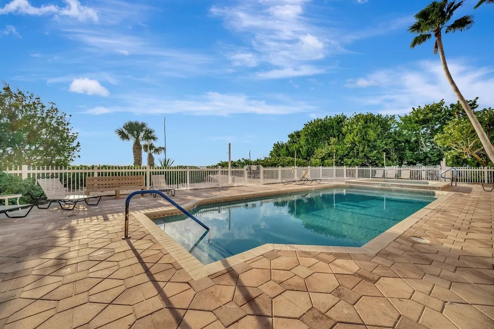 Oceanview 3B Condo w Beach Access Heated Pool