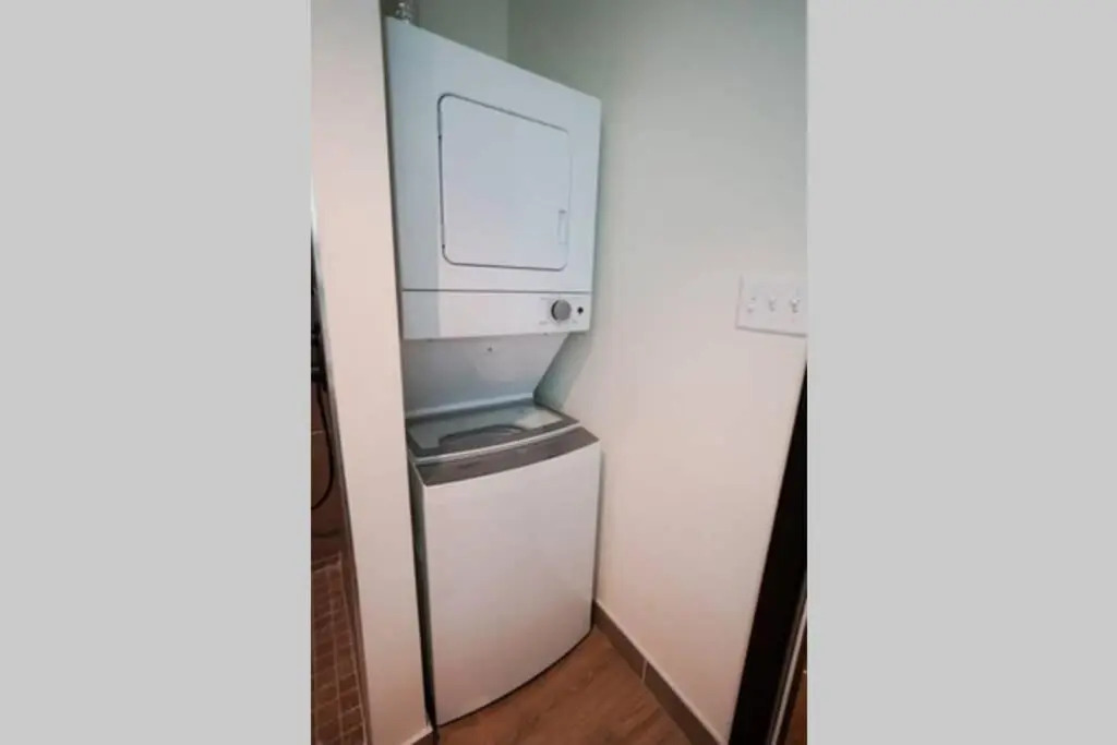 3E - *Renovated* 3 min to Hillman Cancer Center Sleeps 6