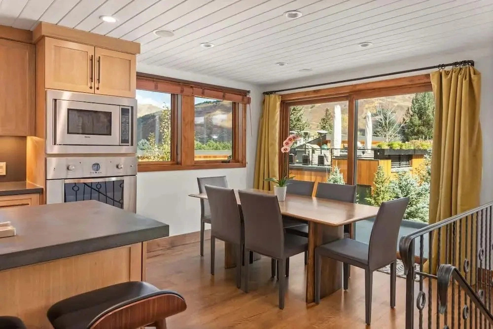 Snowline Lodge 4BR Home With Hot Tub, Pool & BBQ