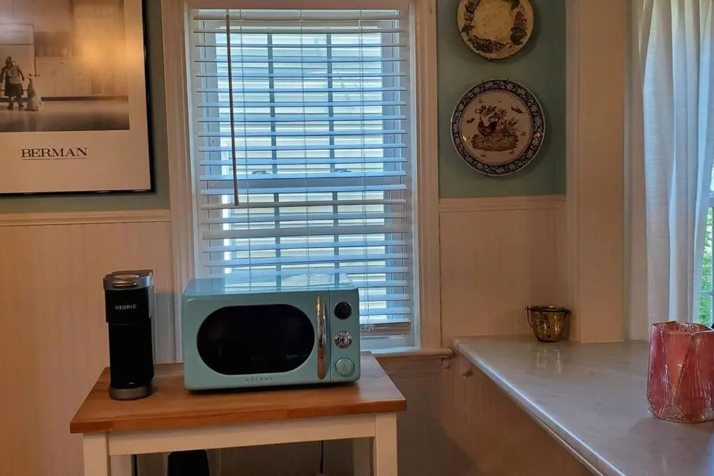 Come and enjoy this lovely, bohemian-like cottage.