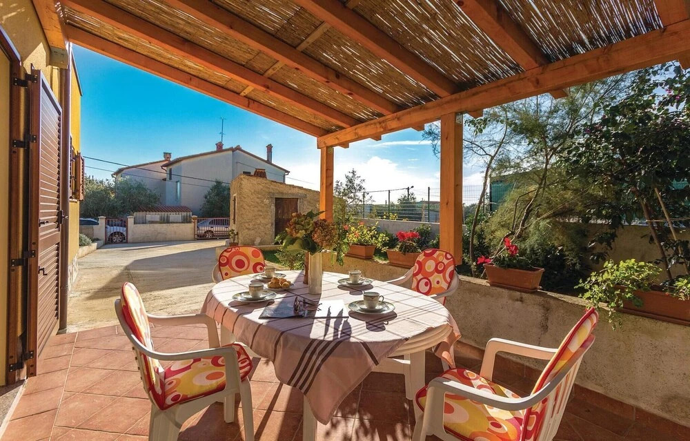 Stunning Home in Liznjan With Wifi and 2 Bedrooms