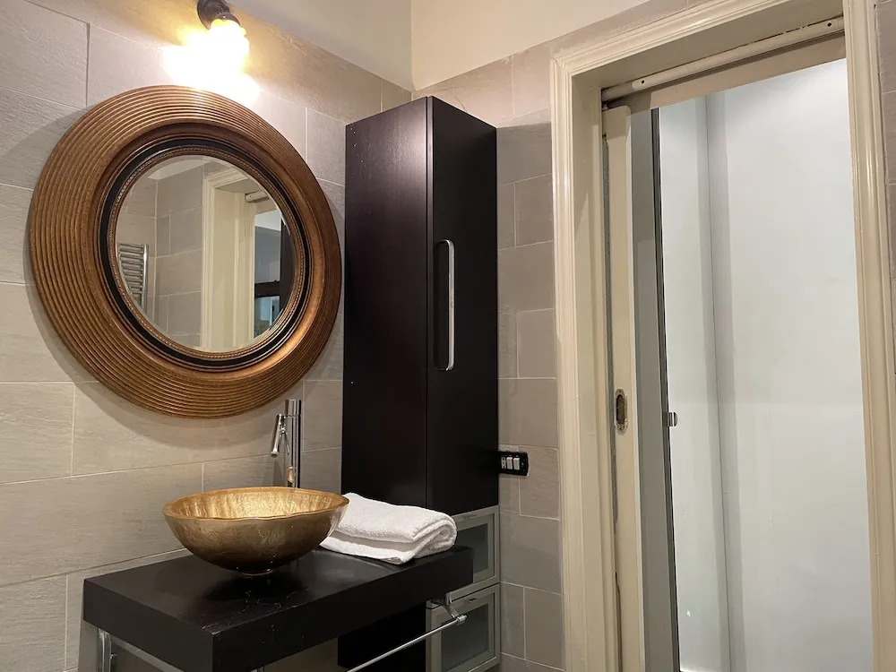 Elegant Apt-typical Roman Palazzina Pz Alessandria