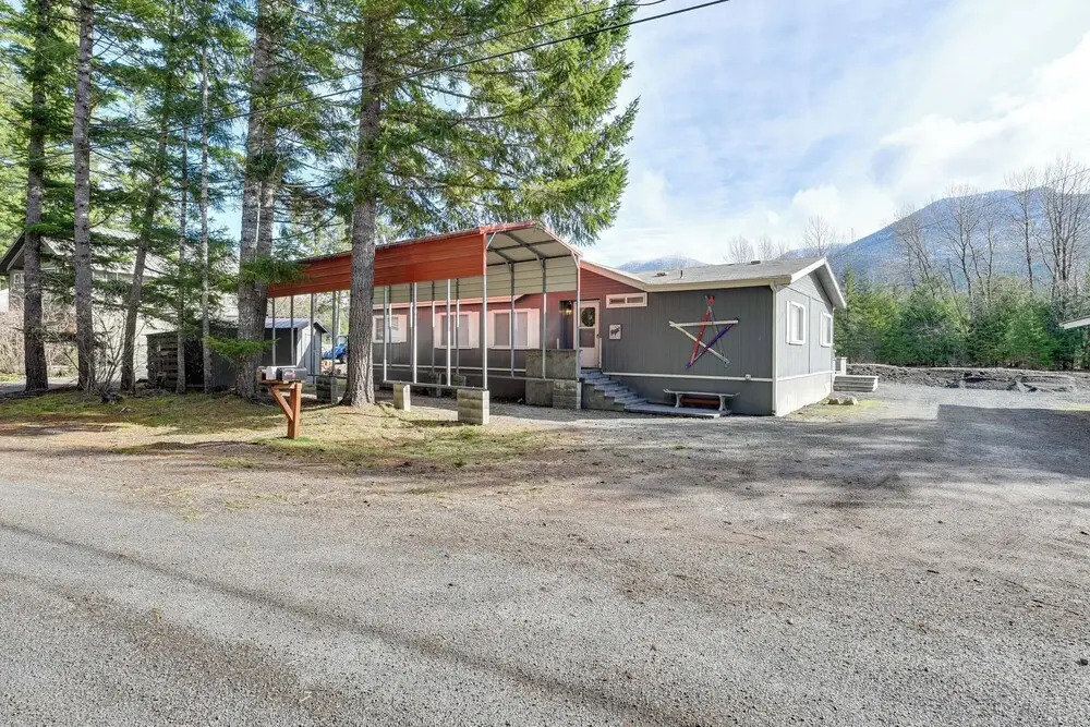 Riverfront Home w/ Deck, Near Mount Rainier!