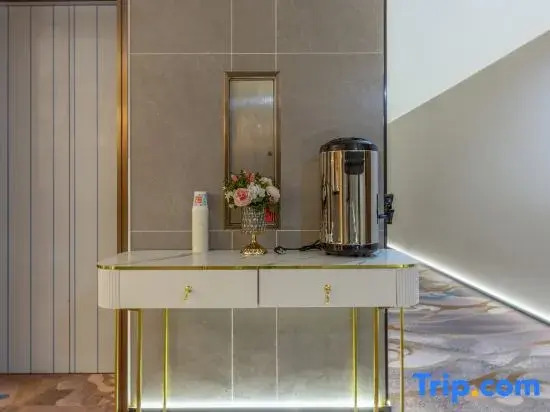 Lanman Light Luxury Hotel (Hohhot East Railway Station & Baita Airport Branch)