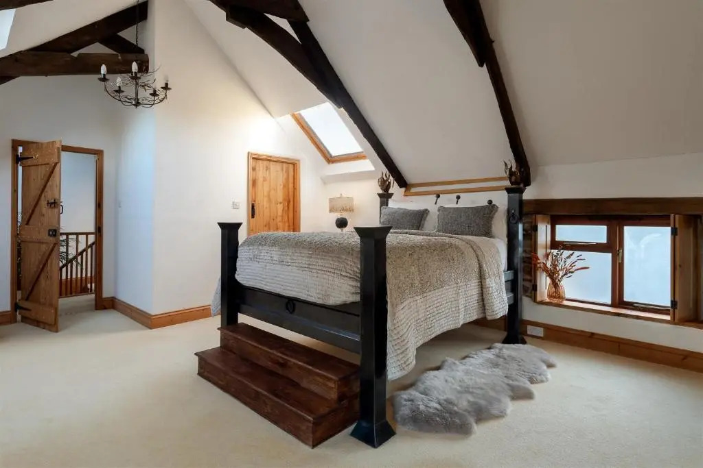 The Old Coach House - Converted barn with private garden parking and fireplace