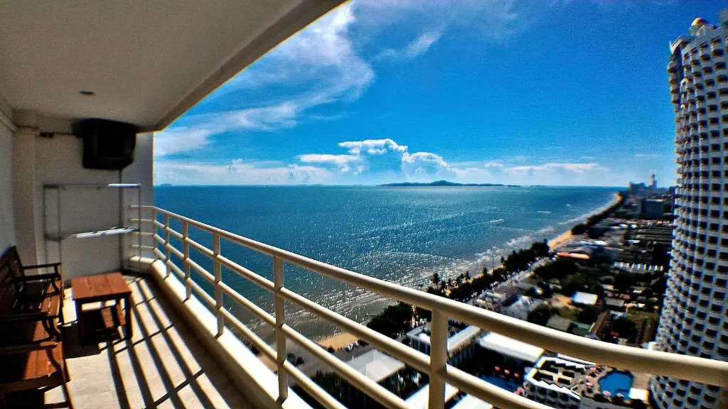 Large Studio,Fantastic Sea View, 55 m2 Jomtien beach.100m Beach. Swimming Pool.