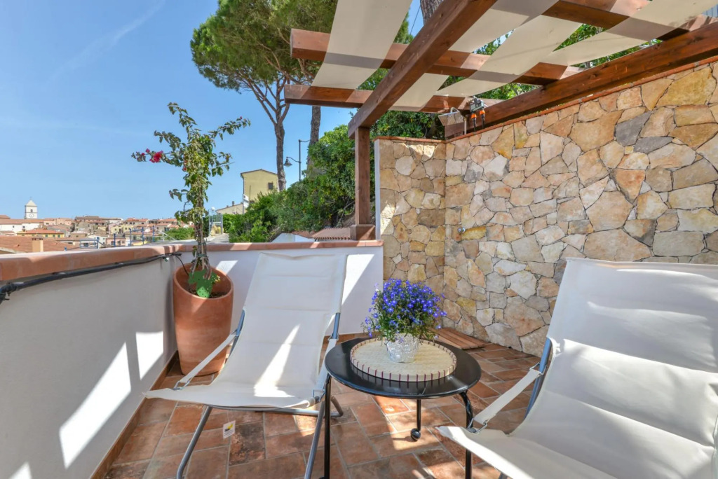In an oasis of tranquillity, with breathtaking views, a stone's throw from the wonderful historic ce-Galatea