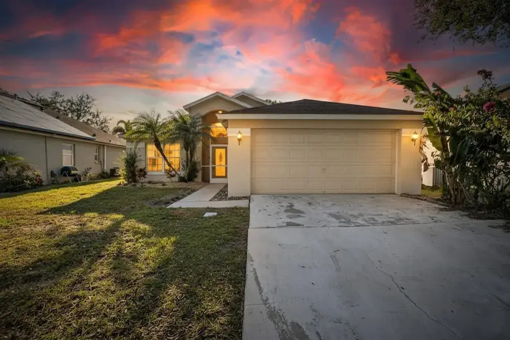 Lakefront 4-bedroom Home With Pool