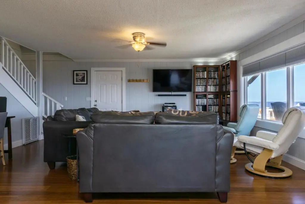Breezy Oaks by Oak Island Accommodations