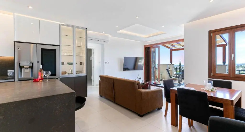 Modern apartment NZ11 large balconies with Sea and Mountain Views