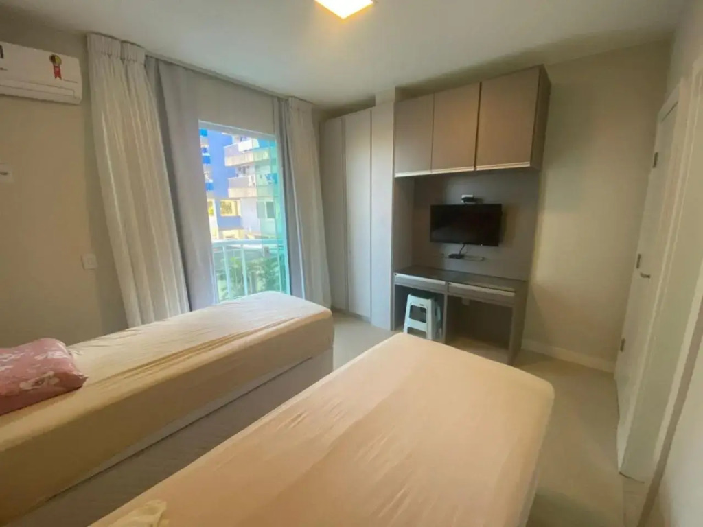 Apto 2 quartos com AR Cond, prédio frente p/ praia