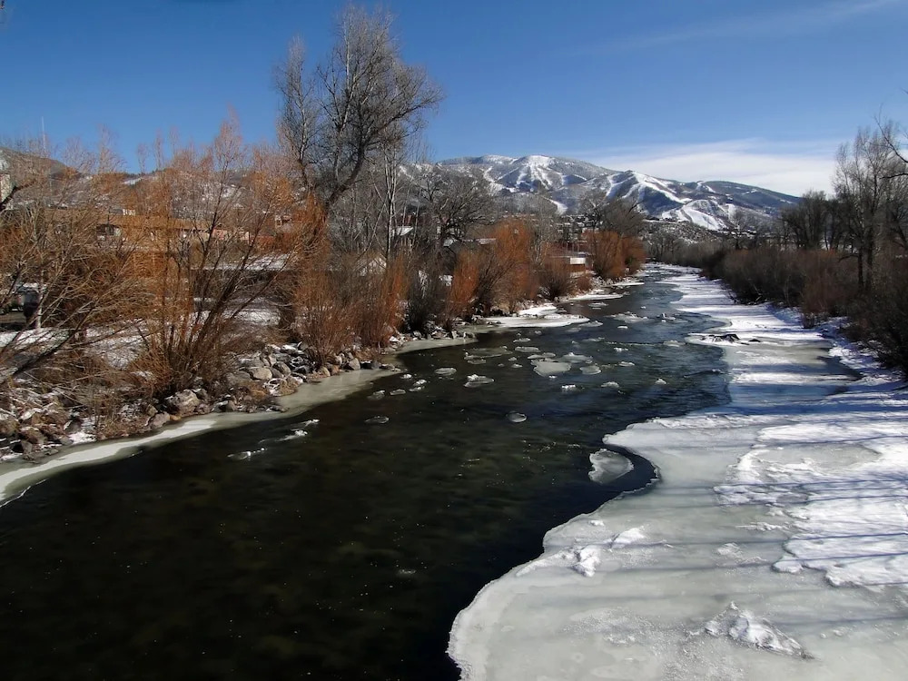 Plush Ski W/ Hot Tub, Pool & Fireplace 2 Bedroom Condo