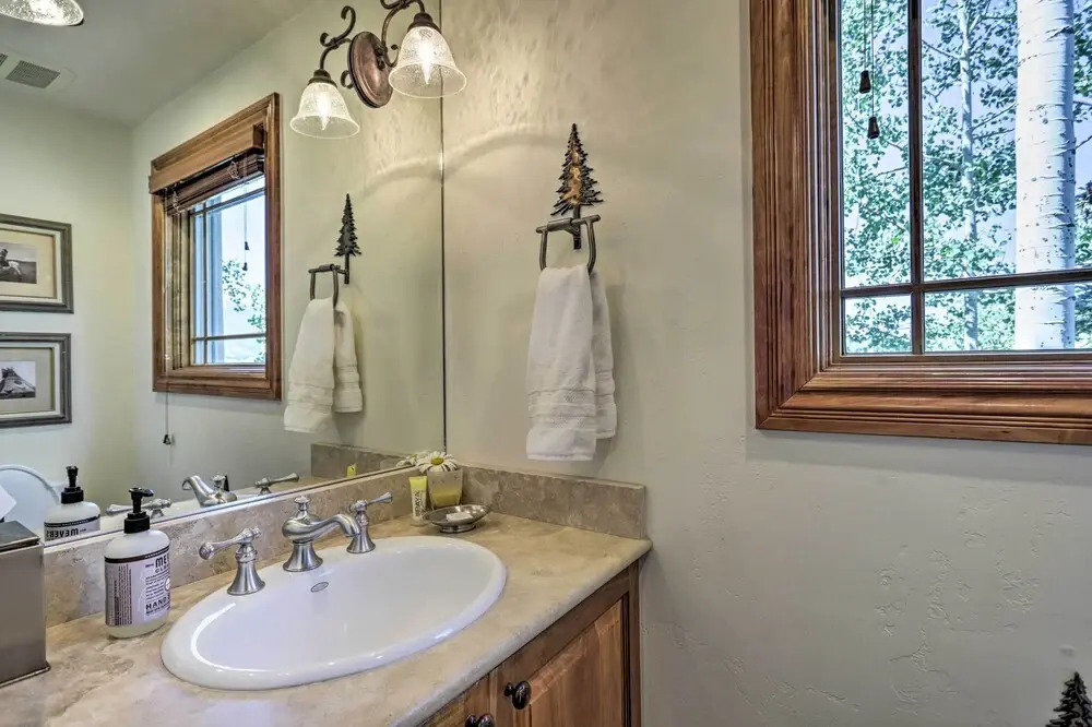 Upscale Ski-in/ski-out Escape w/ Deck + Grill