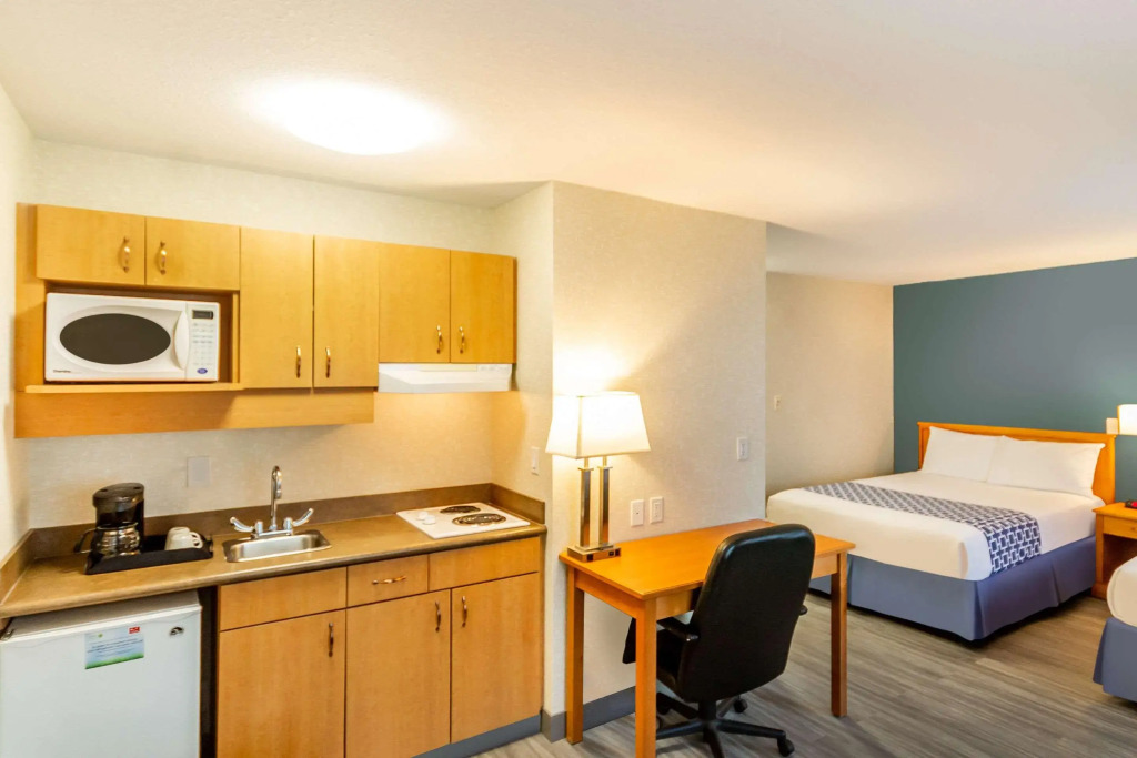 Econo Lodge Inn & Suites University