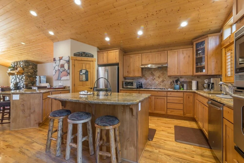 Spacious Mountain Modern Home Sleeps 12 in KB!