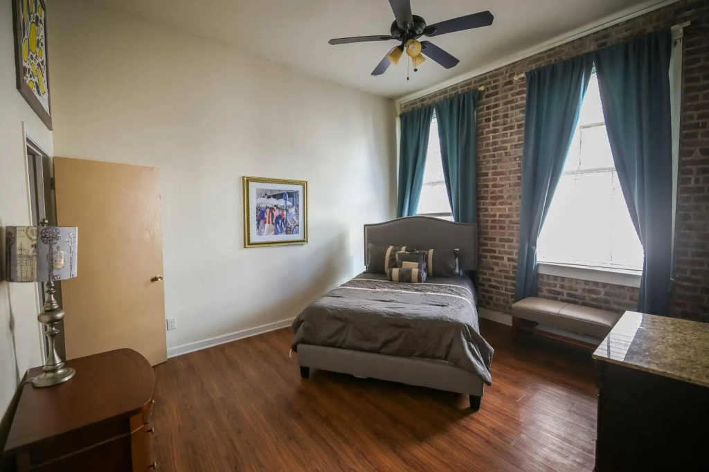 Hosteeva Iberville Street Suites