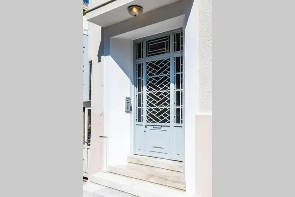 Neoclassical apartment with 3 bedrooms in Piraeus