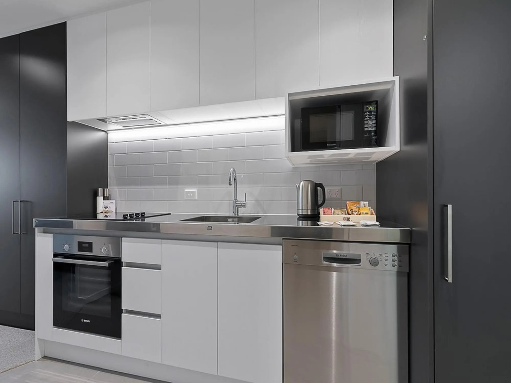 Modern CBD Apartment with Study! Great Location