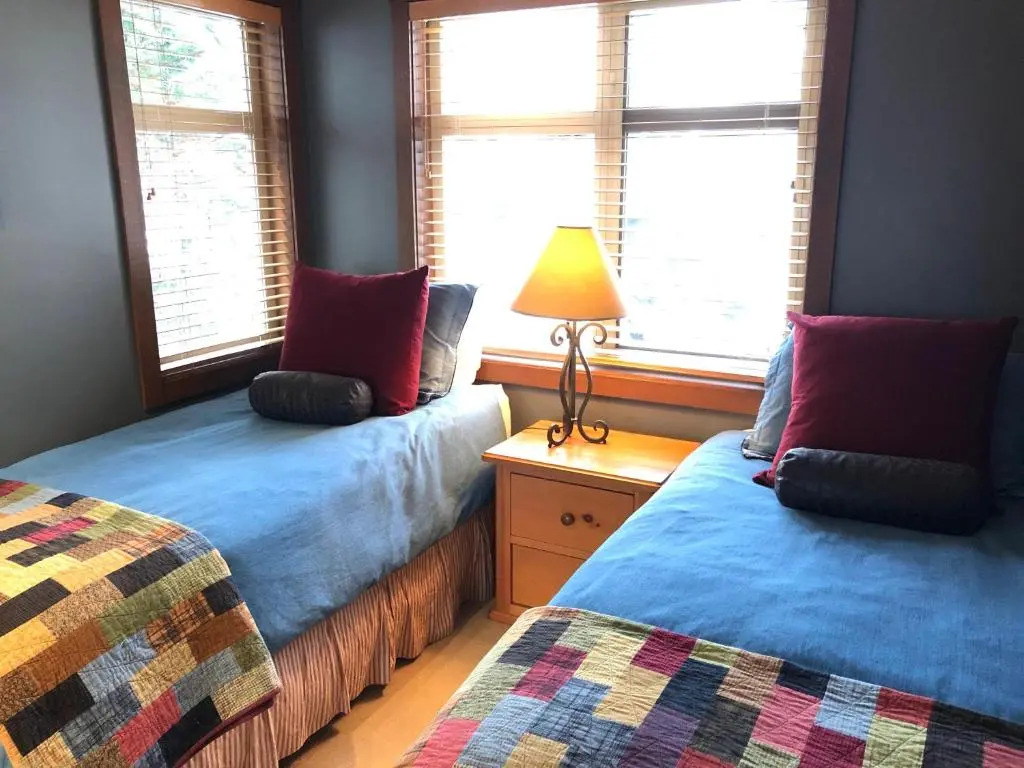 Ski in Ski out Minutes from Village, Private Hot Tub Sleeps 6 Free Shuttle