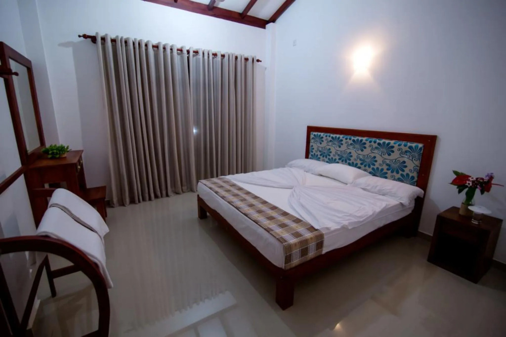 Villa Almond Leaf