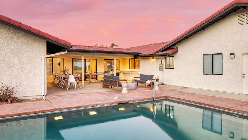 Lava Rocks by Avantstay Gorgeous Desert Haven w/ Pool, Hot Tub, Fire Pit & Ping Pong!