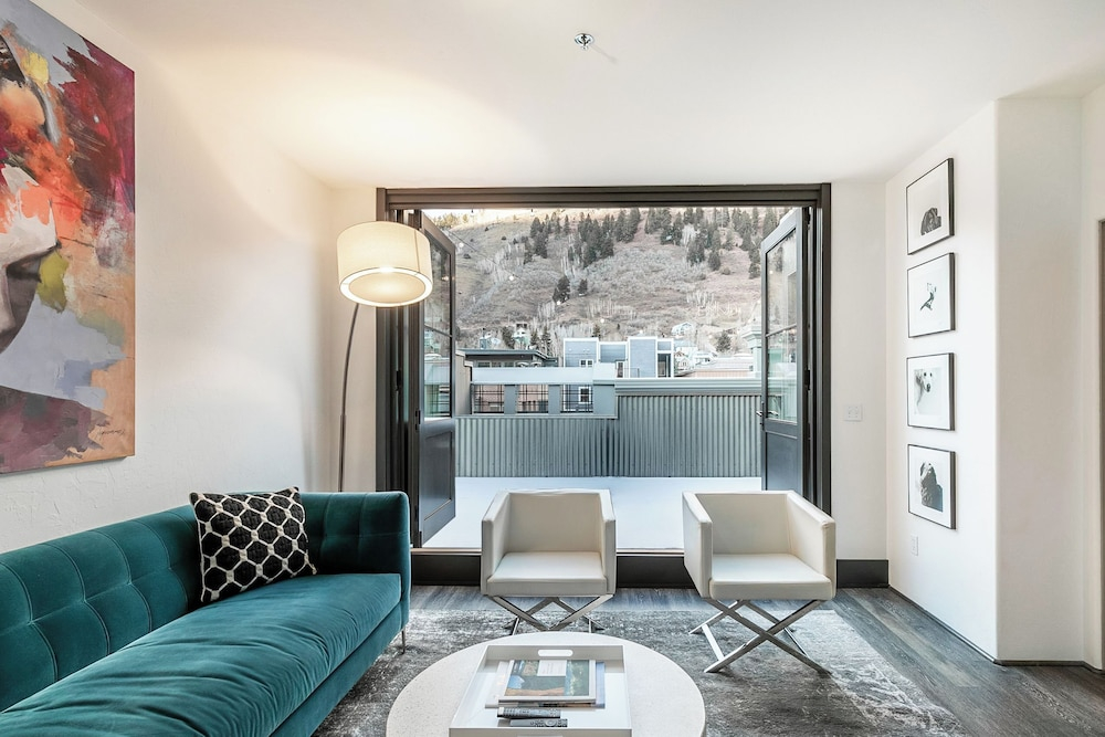 New San Juan 303 by Avantstay Modern Penthouse w/ Deck Overlooking Main Street