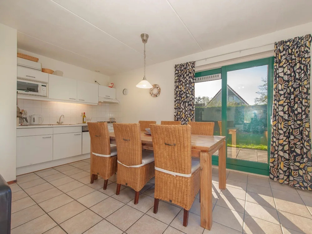 Detached, Well-kept Holiday Home With Wifi, Beach at 500 m