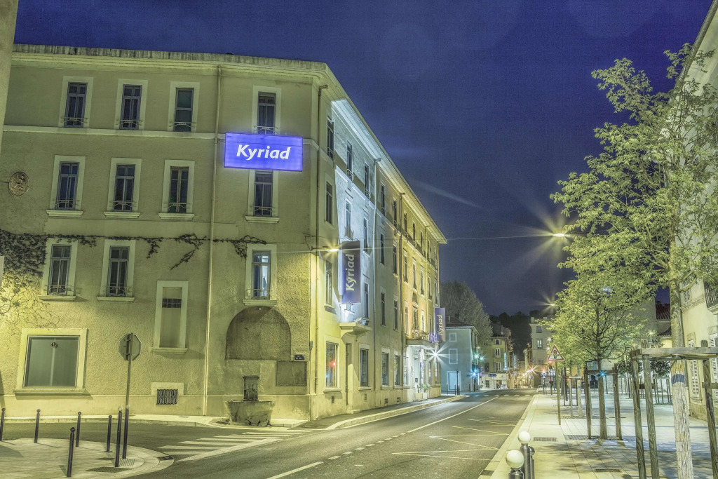 KYRIAD ORANGE Centre Ville - HOTEL RESTAURANT BAR - Galerie dArt des Princes - Provence Alpes CôteAzur - France - AUTOROUTE A7-A9 - exit21- Châteauneuf-du-Pape Avignon Bollene Nimes Valence - Terrasse - Repas - Petit Déjeuner