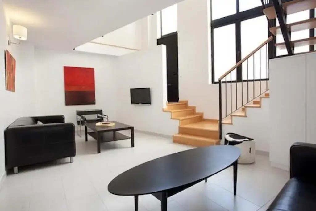Big 2-level apartment near Park Guell with A/C and free wifi