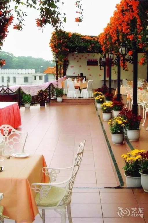 East Lake Hotel