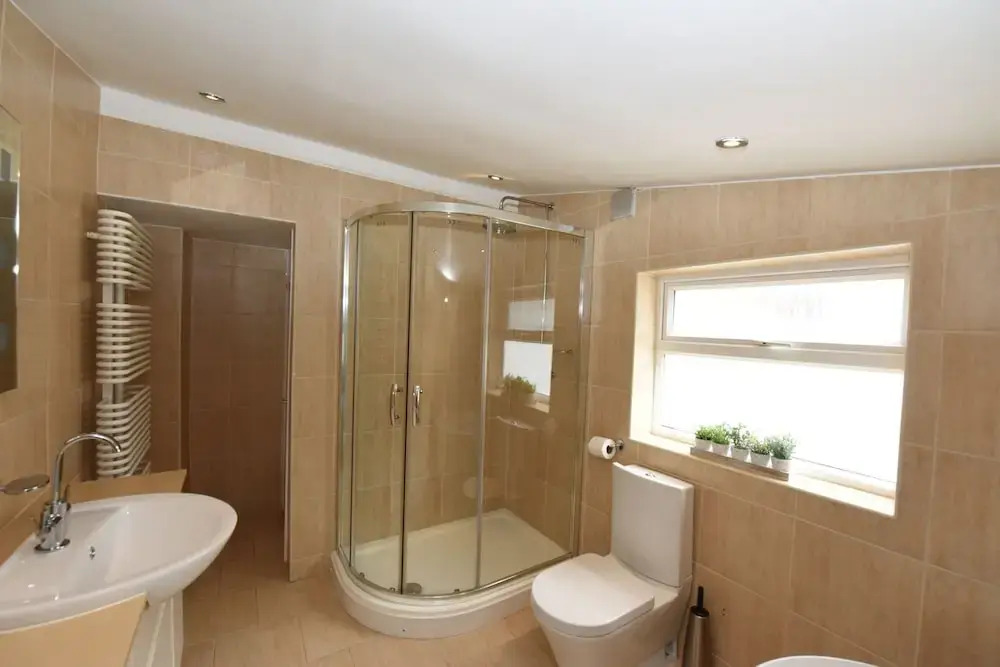 "Honeysuckle House Chester" by Greenstay Serviced Accommodation - Large 3 Bed House, Sleeps 6, Perfect For Contractors, Business Travellers, Families & Groups