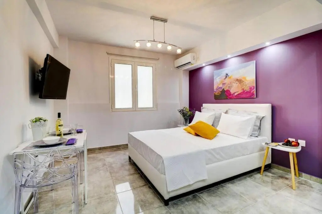 Purple- Lux Studio 2 From Metro Petralona