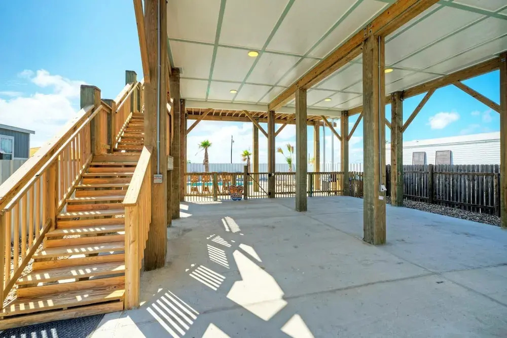Frisky Flip Flopper by Avantstay Pool + Views