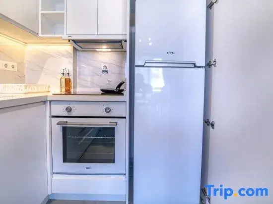 Midpoint Suites - Deluxe Suite 104