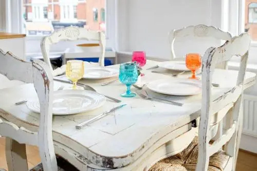 Bright & stylish 2 bed 1st floor apartment
